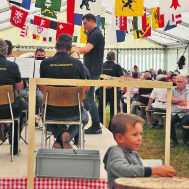 Strebel und die Traditionen - Die Musikgesellschaft spielt, die Kinder sind mit Spielen beschäftigt – abgesehen vom Wetter passte alles.