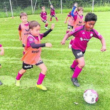 104 begeisterte Kinder - Wer ist wohl zuerst am Ball? Intensiv trainierten die begeisterten Jungspieler. Bild: zg