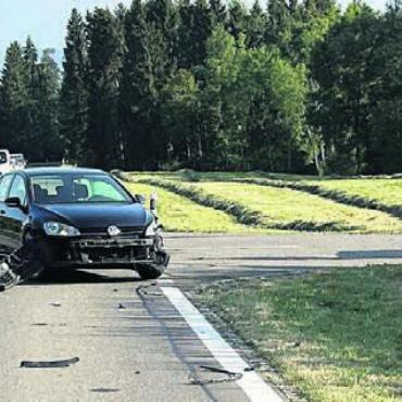Stillstand im Maisfeld - Trotz Vollbremsung kollidiert: Es entstand ein Sachschaden von mehreren zehntausend Franken. Bild: pz