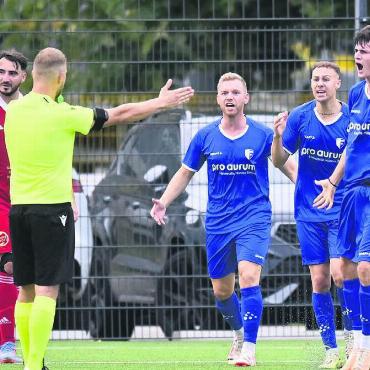 Oldie mit 28 Jahren - Fabian Burkard (rechts neben Schiedsrichter) ist zurück beim FC Wohlen und ein Führungsspieler in der U23. Bild: awa