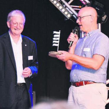 Mehr als nur eine Sanierung - Martin Bühler (Abteilung Tiefbau, rechts) schenkt Gemeindeammann Peter Hochuli ein kleines Schiffchen aus Flüsterbelag zur Erinnerung. Bild: ake