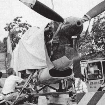«Phönix aus der Asche» bald auf Steilflug - Eingepackt und festgezurrt wird die «Morane» ihre Reise antreten. Bild: Archiv