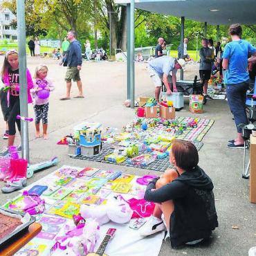Freude in den Gesichtern - Am Kinder-Flohmarkt fanden viele Spielsachen ein neues Zuhause. Bild: zg