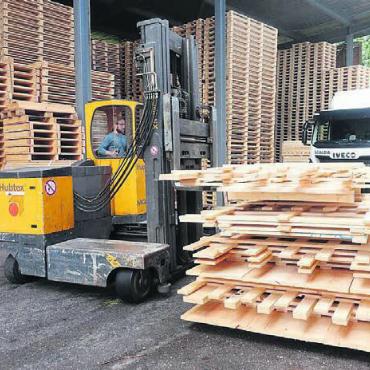 Auf dem ganzen Erdball - Pro Jahr werden 5500 Kubikmeter geschnittenes Massivholz verarbeitet.