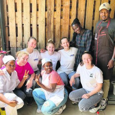 Immer eine halbe Stunde früher - Gruppenfoto mit den Bäcker-Lernenden aus der Schweiz, den Reiseleiterinnen und den Betreuenden vor Ort in Ruanda – mit Sina Käppeli (hinten links) und Thalia Huber (hinten, Dritte von links). Bilder: zg