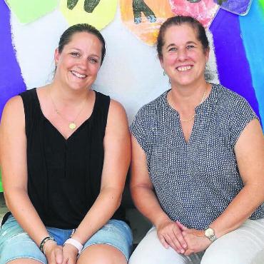 «Du siehst sie gross werden» - Gabi Baumann, Institutionsleiterin (rechts), und Mariza Nietlispach, Präsidentin Verein Kita Wichtelburg, blicken nicht ganz ohne Stolz auf die letzten 20 Jahre zurück. Für beide ist wichtig, dass die Einrichtung nach wie vor als Verein geführt wird. Bild: Susanne Schild