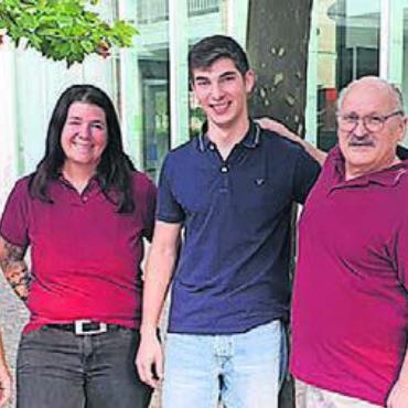 Nur einer war auch dabei - Gemeinderat Kurt Niederhauser, Gemeinderätin Dominique Hoffmann, Jungbürger Raphael Wipf und Gemeindeammann Peter Keusch (von links). Bild: zg