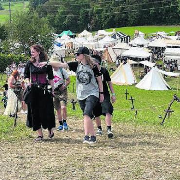 Lange vor unserer Zeit - Um zum Schlachtfeld zu kommen, mussten die Besucher von den Lagern am Friedhof vorbei zu den Hügeln.