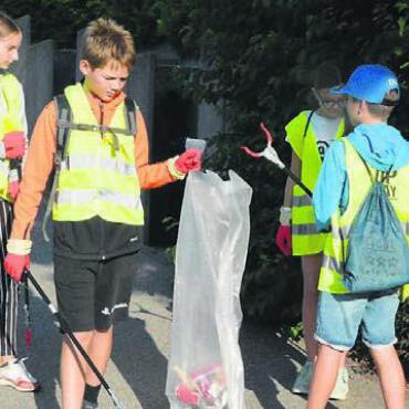 Für ein sauberes Dorf - Innerhalb weniger Minuten füllt sich der Sack mit Aludosen, Kaugummiverpackungen und einigen «Fötzeli».