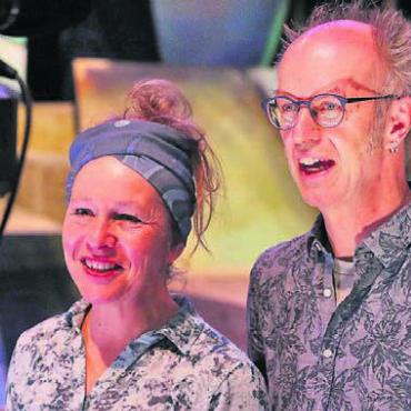 Mit neuer Zeltblache unterwegs - Sie führen Regie: Cécile Steck und Didi Sommer alias Comedia Zap.