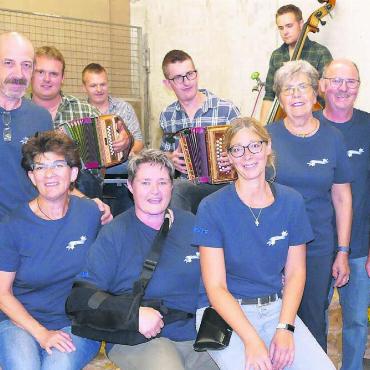 Nebst den vier Musikanten der Ländler Schuler, Rothenthurm, freut sich das erfolgreiche OK (von links): Stefan und Irene Moser (Eigentümer Festareal Schreinerei Moser, Irene Moser gehört zum OK), Silvia Räber, Barbara Rey, Ursi Häusermann, Röbi Moser und Reto Brun. Bilder: tre