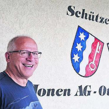 Geschichte weiterschreiben - Präsident Albert Bürgisser vor dem Schützenhaus in Jonen. Dass dieses gemeinsam mit Ottenbach gebaut wurde, bezeichnet er als «weitsichtiger Entscheid».