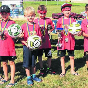 Der Hitze erfolgreich getrotzt - Die «Fussball-Ninjas» holen sich den Preis für das originellste Tenue. Bild: zg