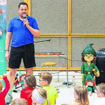 Pumpelpitz zu Gast in Jonen - Gross und Klein hat viel Spass bei diversen Attraktionen am Fest des Familienclubs. Bild: zg