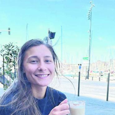 «Zuerst war ich überfordert» - Ein Kaffee in Marseille. Der Murianerin Daphne Gautschi gefällt es in der französischen Grossstadt und sie freut sich auf den Saisonstart Ende August. Bild: zg