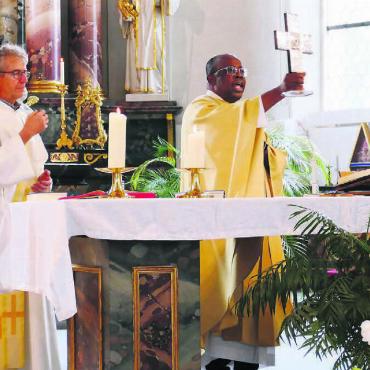 Die Berge von Weitem noch sehen - Diakon Hans-Peter Stierli (links) begrüsste den neuen Pfarrer Ignatius Okoli im Namen der Kirchgemeinden des Pastoralraums. Bild: tre