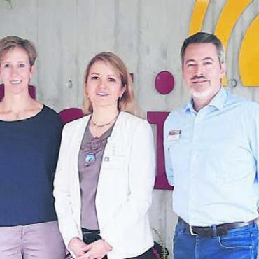 Neu auch im Solino Boswil - Sie sind von der neuen Lösung überzeugt, von links: Karl Ernst von Hirschhausen, bisheriger Hausarzt Solino Boswil, Pflegeexpertin Andrea Käppeli, Janet Weber, Leitende Ärztin Medizin Spital Muri und Leiterin Ambulatorium Löwen, und Ralph Huggel, Heimleitung Solino Boswil. Bild: zg