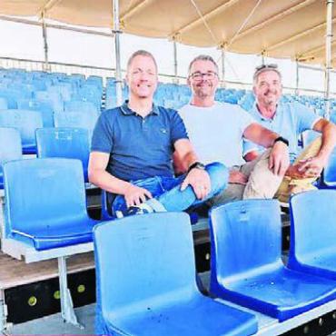 Freiämter Fussballer messen sich - Stellvertretend für die Freiämter Raiffeisenbanken zeigen sich Reto Hübscher (links), Vorsitzender der Bankleitung der Raiffeisenbank Reuss-Lindenberg, und Marc Jordan (rechts), Vorsitzender der Bankleitung der Raiffeisenbank Oberfreiamt, zusammen mit Rolf Thumm (Mitte), Generalagent, die Mobiliar, Generalagentur Freiamt. Bild: zg