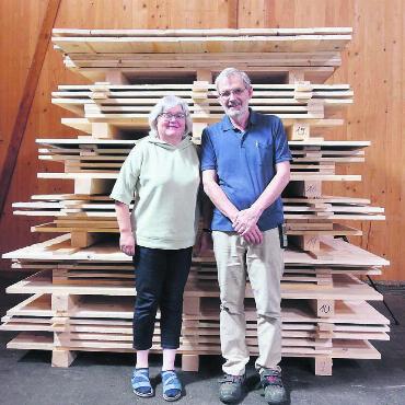 Auf dem ganzen Erdball - Peter Birrer und seine Frau Marlen Pratter führen seit nun fast schon 30 Jahren die Kistenfabrik AG in Merenschwand. Bilder: Susanne Schild