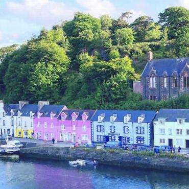 Schloss, Döschwo, Strohhut - Barbara und Thomas Schmid aus Wohlen waren auf einer 10-tägigen Rundreise durch die schottischen Highlands. Im Bild ist Portree zu sehen, die Hauptstadt der Isle of Skye. «Ein malerischer Hafen mit hervorragendem Fish and Chips», schreibt das Paar zu diesem Bild.