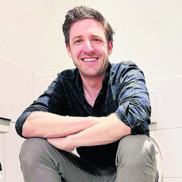 «Stuul» ins Glück - Er war der allererste Kunde des Design-Toilettenhocker «Stuul». Philipp Benz ist mittlerweile zu 50 Prozent an der Firma beteiligt. Bild: Stefan Sprenger