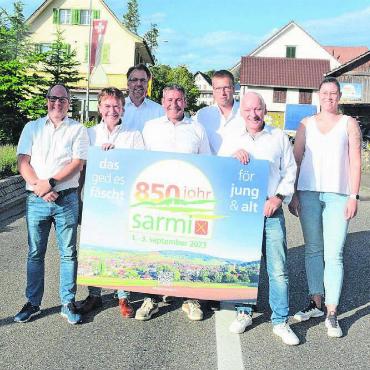 Wie ein riesiges Strassenfest - Für das Foto wurde die Marktstrasse schon mal kurzzeitig besetzt, an der Jubiläumsfeier ist sie dann gleich drei Tage lang gesperrt. Das OK (von links): Mathias Gyger, Balz Saxer, Christoph Strahm, Daniel (Käru) Köchli, Tobias Kaufmann, Mäni Baur und Nadine Baur. Es fehlt Esther Sorg. Bild: Chregi Hansen
