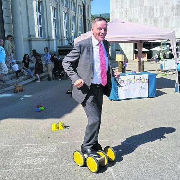 Kinder brauchen Freiräume - Landammann Jean-Pierre Gallati testete ebenfalls das vielseitige Angebot.