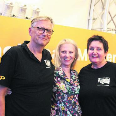 Wie eine grosse Familie - Pitsch und Irene Bachmann freuen sich auf das Wiedersehen mit Esther Gemsch (Mitte). Bilder: Monica Rast