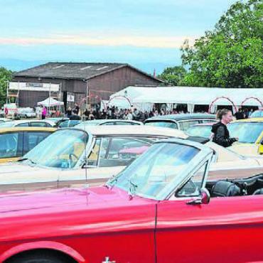 Da konnte sie nur Ja sagen - Vor allem die Oldtimer ziehen am Autokino in Muri die Blicke auf sich. Bild: ake