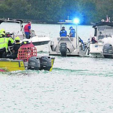 Wenn Minuten ewig wirken - Viel Action mitten auf dem See. Gewässerpolizei und Feuerwehr kümmern sich um das brennende Boot.