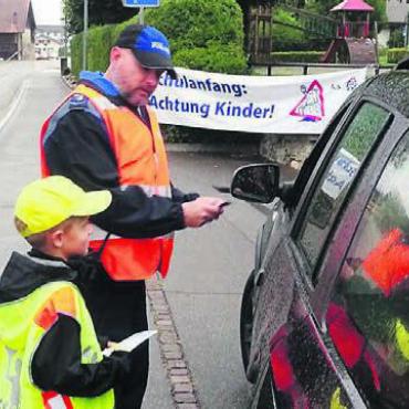 Zwei Wochen präventiv unterwegs - Die «Aktion Schulbeginn» fördert die Achtsamkeit im Verkehr füreinander. Bild: zg