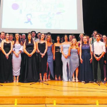 Das allerletzte Schulzeugnis - Die 74 Schülerinnen und Schüler der SeReal Muri haben es geschafft. Unter dem Motto «We made it» feierten sie im Festsaal ihren Abschied von der obligatorischen Schulzeit. Bilder: Susanne Schild