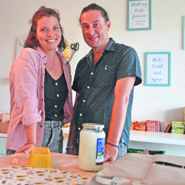 Die grosse Vision verfolgen - Andrina Bräm und Mischa Russo fertigen Bienenwachstücher an. Bild: ake