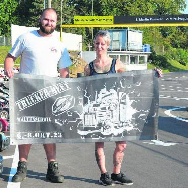 Treffen für die ganze Familie - Tamara Häfliger ist die Hauptorganisatorin von «Trucker-Meet» beim Restaurant Kartbahn. Unterstützung erhält sie von vielen Seiten, auch vom Team der Kartbahn, etwa Mechaniker Pascal Thomet. Bild: Annemarie Keusch