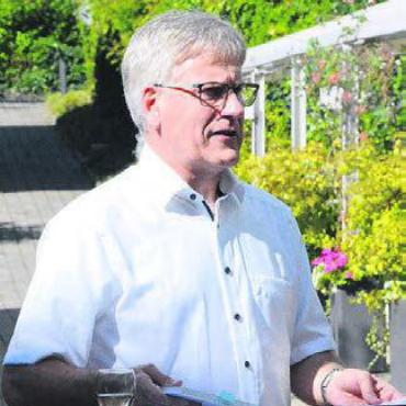 Wie ein grosses Mosaik - Daniel Räber begrüsst die Anwesenden.