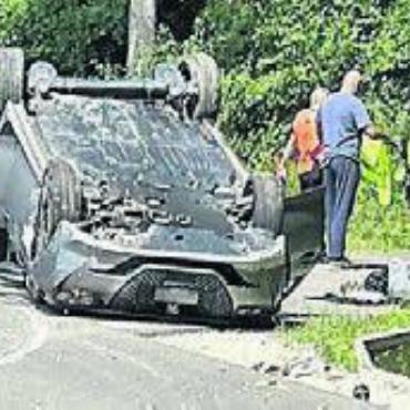 Auto landet auf dem Dach - Der Peugeot überschlug sich. Bild: zg