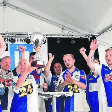 Perfektes Jubiläum - Die Freude ist gross: Das GC-Team um den ehemaligen Profispieler Rainer Bieli gewann das Plauschturnier.