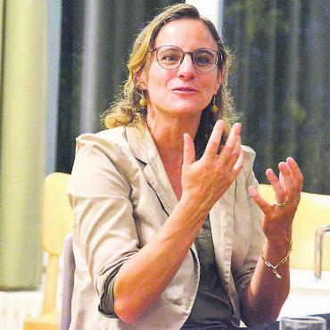 Verletzlichkeit zulassen - Neugierde, Wissensdurst und der persönliche Glaube brachten Regula Blindenbacher dazu, nach dem Wirtschaftsstudium noch Theologie zu studieren. Bild: Celeste Blanc