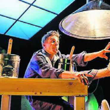 Tickets für Premiere gewinnen - Das neue Programm entführt in ein Künstleratelier. Bild: Felix Wey