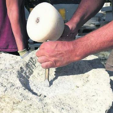 Ein Vogelbad aus Dottiker Muschelkalk ist eine Zierde für jeden Garten. Bild: zg