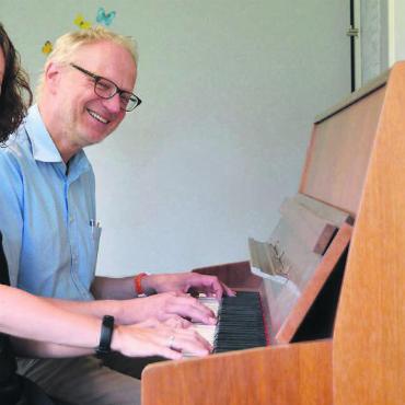 Mit ganz viel Harmonie - Janine Odermatt übernimmt die Leitung der Musikschule Muri  von Ekkehard Blomeyer – das Zusammenspiel ist sehr harmonisch. Bild: Annemarie Keusch