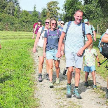 Spaziergang der besonderen Art - Zahlreich nahmen die Wanderfreunde aus der Region teil. Unter ihnen wanderte auch Gemeinderat Roman Fäh (rechts) aus Geltwil mit seiner Familie mit. Bild: gro