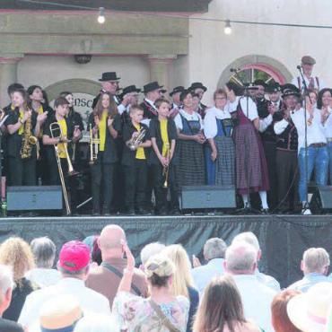 «Den Schüwo leer getrunken» - Einer der Höhepunkte des Festes: Drei Formationen («Crazy Hoppers», «Echo vom Lindenberg» und «Sarmi-Singers») präsentierten gemeinsam eine überarbeitete Version des «Sarmi-Liedes» von 1952. Der Applaus des Publikums war riesig.
