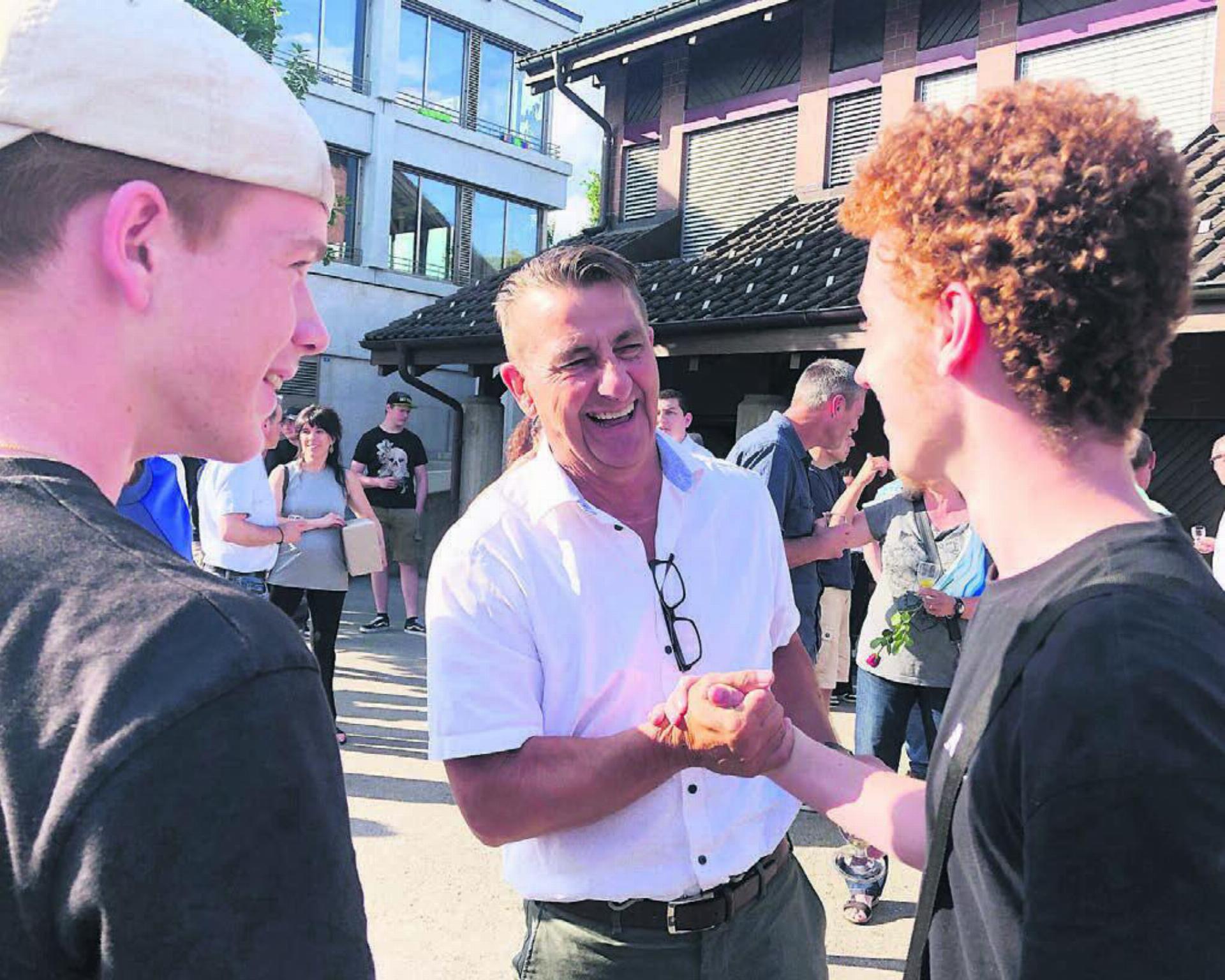Schulleiter Wädi Koch war beliebt – die Schüler wollten noch jede Minute mit ihm geniessen. Auch für ihn war die Schulschlussfeier ein spezieller Moment. Bilder: mub