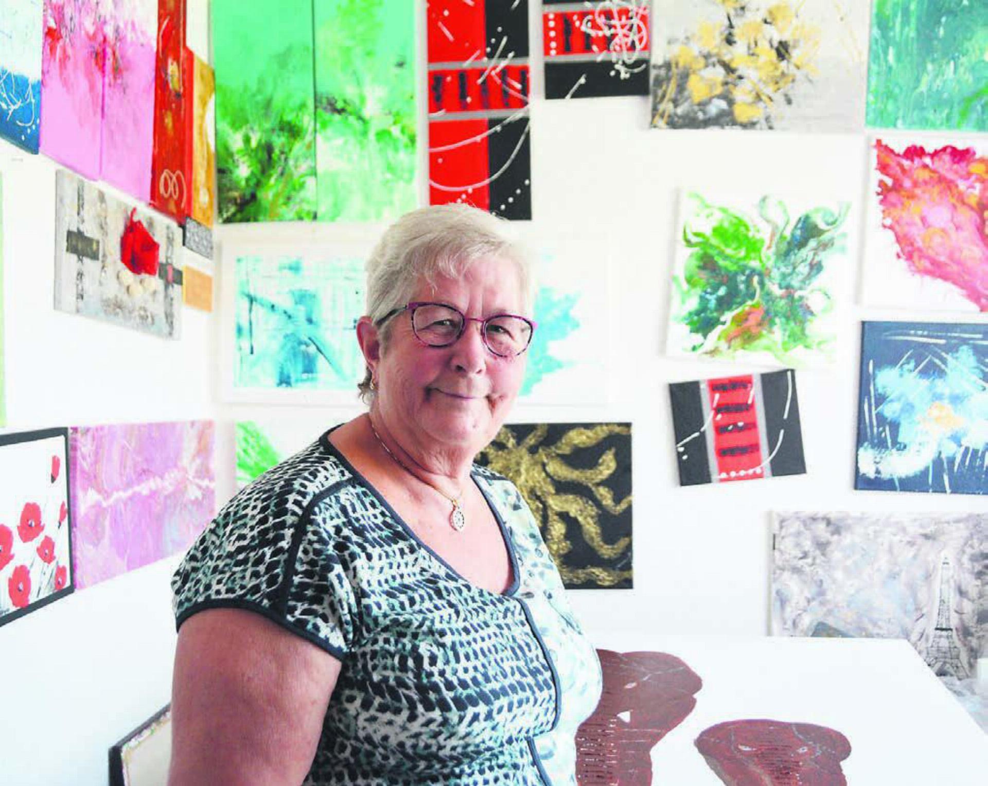 Yvonne Meyer in ihrem Atelier in Uezwil. Was an den Wänden hängt, ist hier entstanden. «Bei den Farben» verbringt die 73-Jährige gerne und viel Zeit. Bild: Annemarie Keusch
