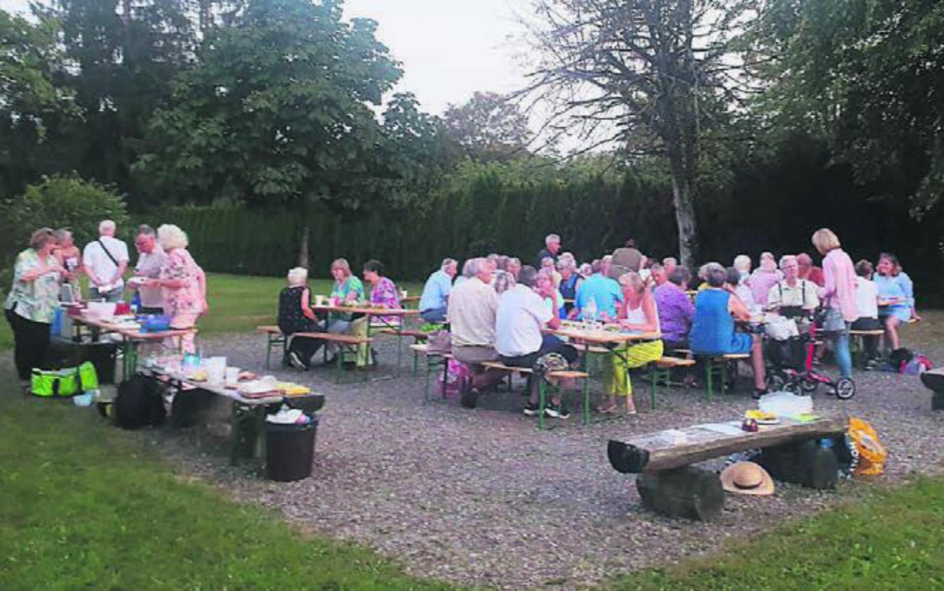 Rund 50 Teilnehmende genossen einen gemütlichen Abend bei Speis, Trank und vielen angeregten Gesprächen. Bild: zg