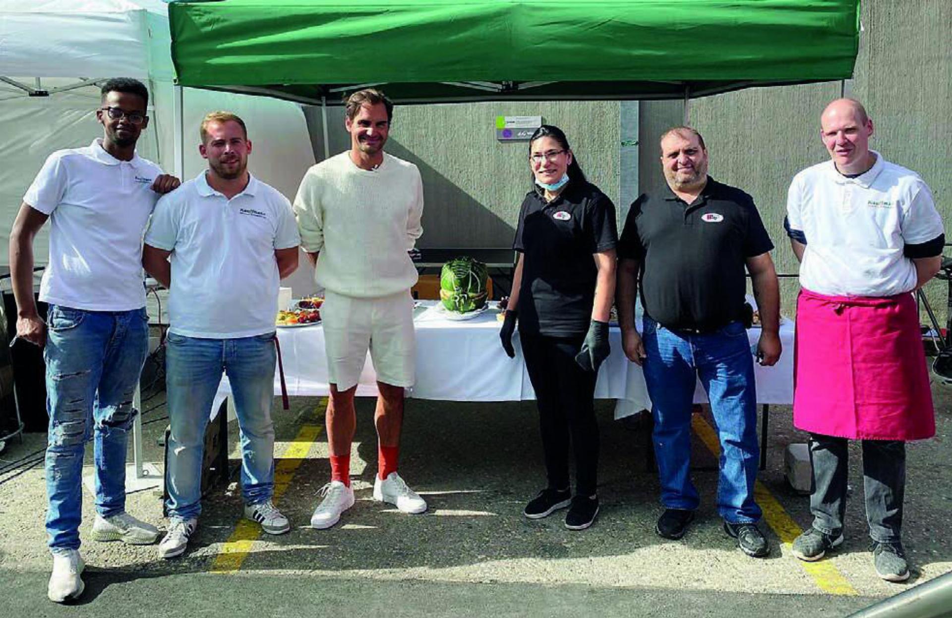 Grosses Catering für Roger Federer: In der Mitte des Bildes grüsst der grüne Wassermelonen-Turnschuh «made by Fatima Duarte». Bild: zvg