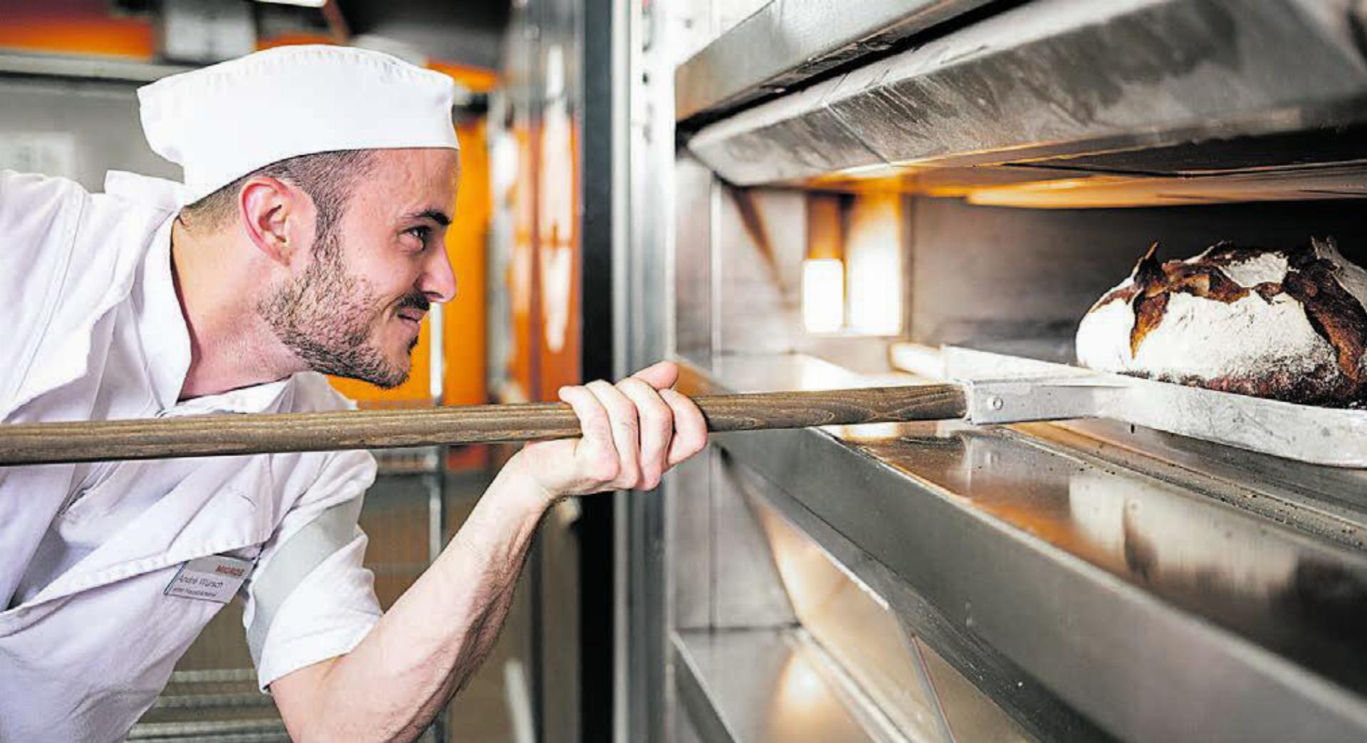 André Würsch, Leiter der Hausbäckerei im Shoppi Tivoli, beim Backen des 1,8 Kilogramm schweren Hercules-Brots.
