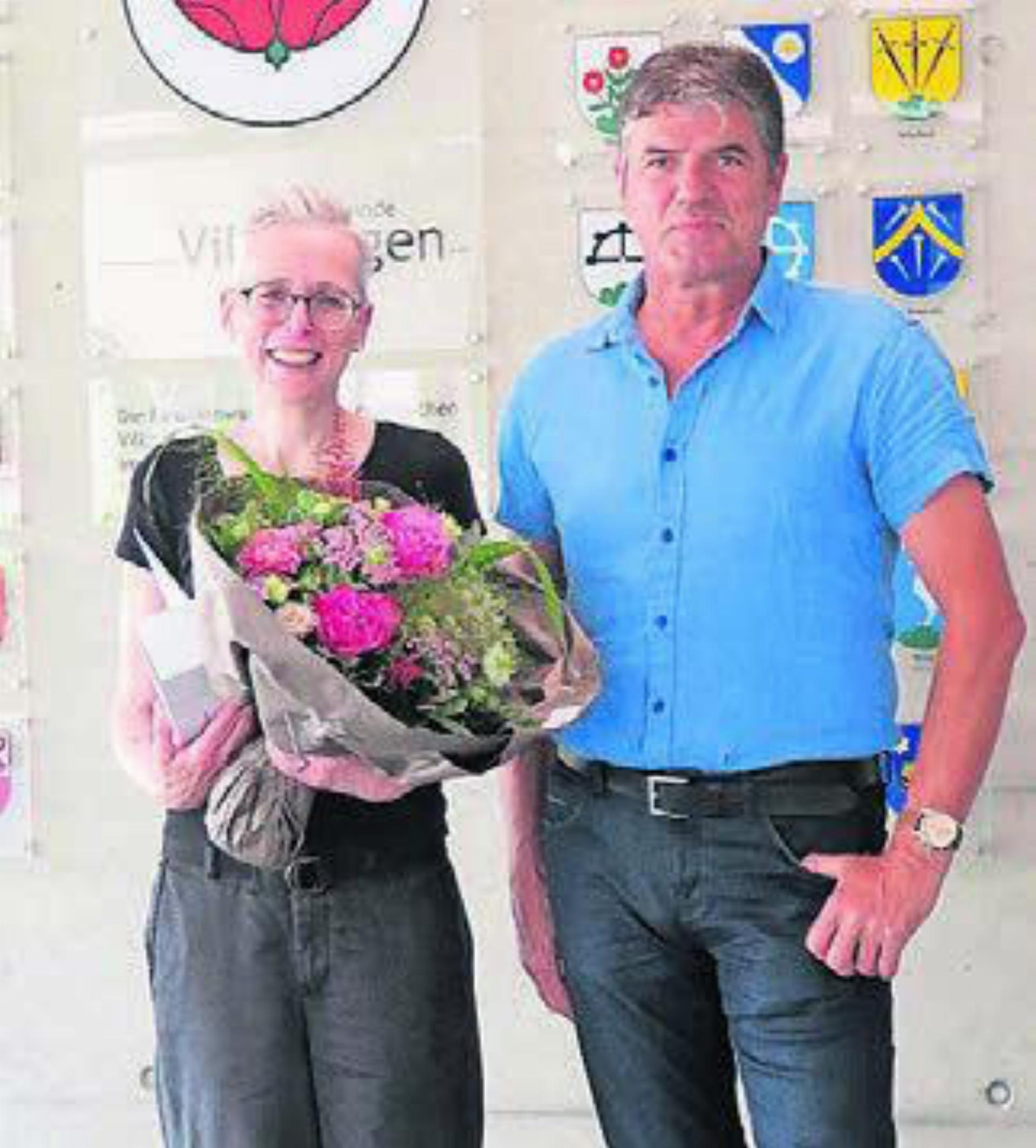 Ammann Ueli Lütolf überreicht Dana Cēle ein Geschenk. Bild: gk