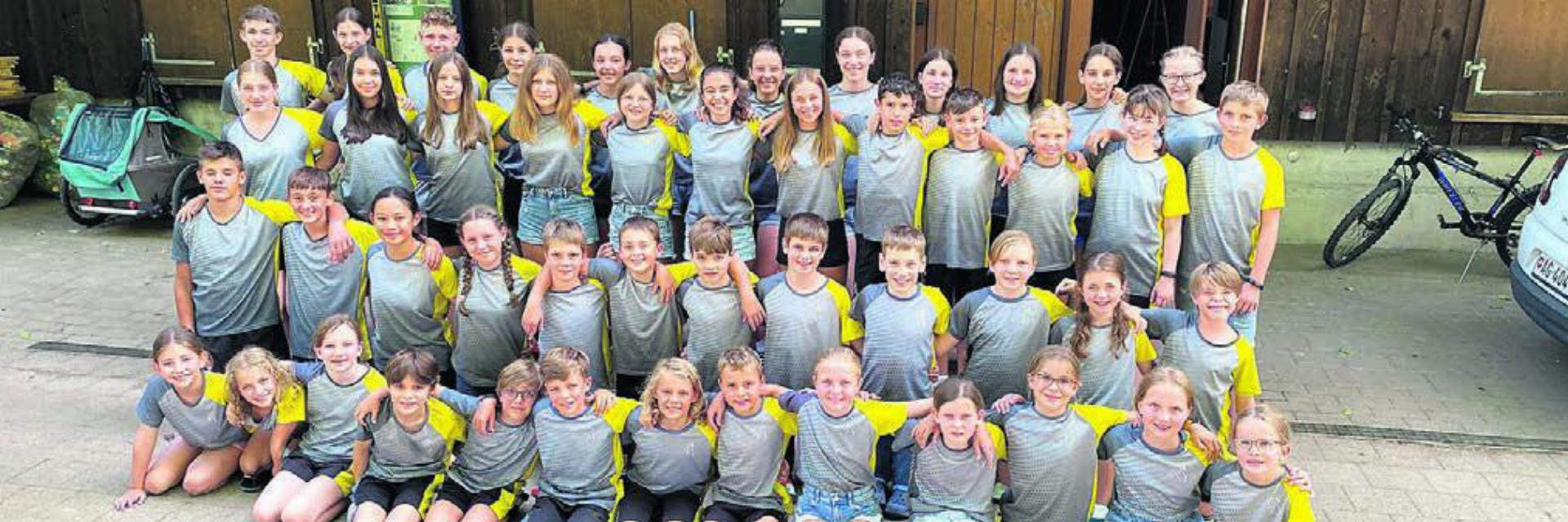 Gruppenbild der 49 Kinder und Jugendlichen und des Leiterteams – die Jugend des TV Merenschwand in Langenthal. Bild: zg